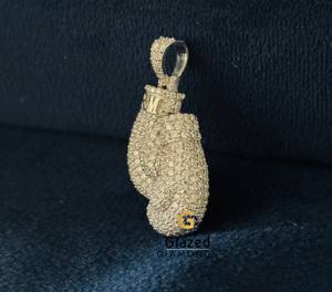 Exclusivo colgante de guantes de boxeo unisex de plata de ley 925, chapado en rodio, de alta calidad, con diamantes de moissanita. - Product Image 4