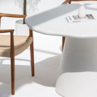 Table à manger irrégulière en micro-béton Vandana Aureo Arion avec un design moderne