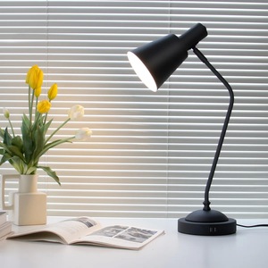 Lámpara de Mesa Vintage de Latón con Base Grabada, Iluminación Decorativa de Estilo Real para Dormitorio - Product Image 6