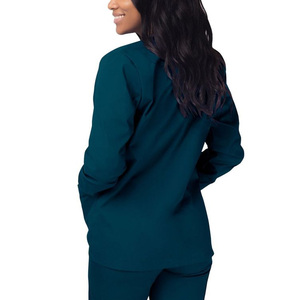 Blouse de travail turquoise pour femme avec poches avant et fermeture boutonnée pour usage hospitalier - Product Image 2
