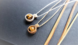 จี้ผีเสื้อแบบมินิมอลทำจากทองแดงและควอตซ์ พร้อมเชือกถักมาคราเม่สีฟ้า ชมพู และครีม สร้อยคอทำมือสำหรับโอกาสพิเศษ เช่น วันครบรอบ - Product Image 5