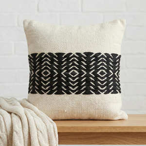 Funda de cojín tejida a mano con diseño geométrico en blanco y negro de 45 × 45 cm, patrón de diamantes tribales, texturizada, estilo bohemio. - Product Image 3
