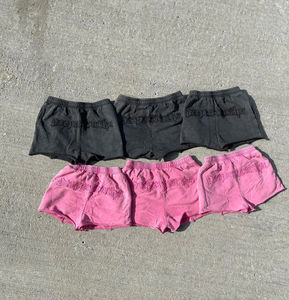 Ensemble deux pièces streetwear satiné pour femme, coupe ajustée, avec veste courte à capuche zippée et pantalon de jogging, idéal pour l'hiver - Product Image 4