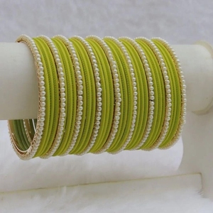 Ensemble de bracelets en velours ornés de pierres rouges et de cristaux pour femmes - Product Image 5