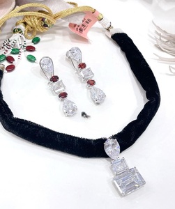 Ensemble de collier et boucles d'oreilles de créateur en argent plaqué de qualité supérieure, idéal pour les mariages, les fêtes et les occasions spéciales. - Product Image 5