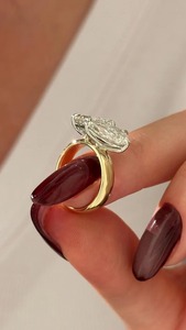 Bague de fiançailles et de mariage pour femme en or jaune 18 carats, design tendance, diamant de laboratoire taille émeraude et poire, 2 carats, largeur 4 mm - Product Image 5