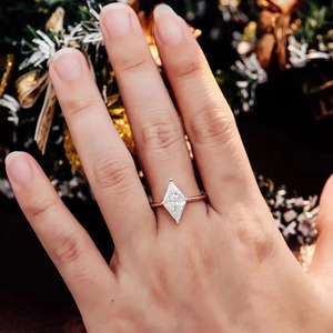 Anillo Solitario con Corte Triangular de 2 Quilates en Oro Amarillo de 14K, Anillo de Diamantes con Diamante Creado en Laboratorio con Certificado IGI para Mujer - Product Image 2