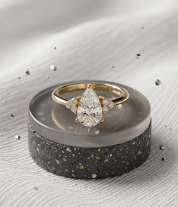 Bague en diamant Starlight Pear : Bague de fiançailles moderne en or 14 carats. Luxe minimaliste en forme de larme pour la mariée unique. & cadeau pour elle - Product Image 1