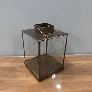 โคมไฟสี่เหลี่ยมทองเหลืองพร้อมแผงกระจกและมือจับโลหะสำหรับตกแต่งบ้าน - Product Image 1