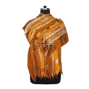 Estola de Poliéster-Seda Reciclada con 15 Tiras de Sari, Hecha a Mano en India, Reversible, Vintage, para Mujer - Product Image 1