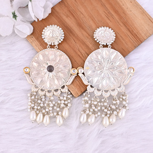 Pendientes Colgantes de Diseño Étnico en Plata Alemana con Ojo de Gato Gris y Piedra de Perla - Product Image 5
