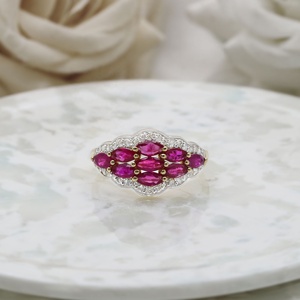 Anillo de Lujo de Oro Amarillo de 14K con Zafiro Marquesa y Diamantes Engastados, para Compromiso o Aniversario, Joyería Fina al por Mayor - Product Image 2