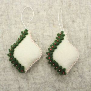 Ornement carré en feutre blanc avec bordure verte et perles rouges, décoration de Noël à suspendre - Product Image 3