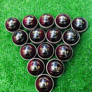 Balle de cricket en cuir rouge cousue main, conforme aux réglementations MCC, qualité supérieure, 80 overs, logo personnalisé, balle dure en cuir. - Product Image 1