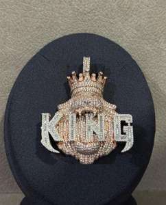 Pendentif Couronne KING de Luxe Sertie de Diamants Moissanite VVS de 38 Carats Plaqué Or 18 carats, Bijoux Hip Hop Personnalisés avec Nom, Style Bling - Product Image 3