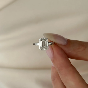 Anillo de compromiso con bisel de diamantes de laboratorio esmeralda y baguette IGI D-E-F VVS-VS en oro, oro blanco, oro rosa y plata, stock al por mayor B2B - Product Image 6