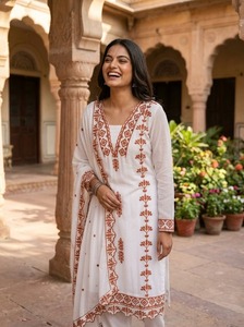 Salwar Kameez traditionnel indien avec dupatta et broderies, pour toutes les occasions, vêtements élégants pour femmes à prix abordable. - Product Image 3