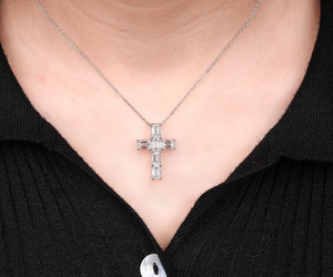 Colgante de Cruz con Diamantes de Corte Esmeralda, Collar de Oro de 14K con Símbolo Cristiano, Joyería de Diamantes con Cruz, Collar Religioso Hecho a Mano - Product Image 5