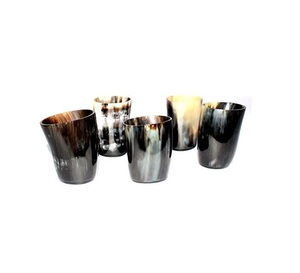 Vaso de chupito exótico de cuerno de búfalo, recipiente para beber hecho a mano, artículos de bar rústicos, producto artesanal único para servir bebidas - Product Image 1