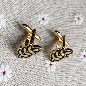 Pin de Solapa Masónico Personalizado con Hoja de Acacia, Chapado en Oro, Esmalte Negro, Accesorio Formal para Camisa de Logia Azul - Product Image 3