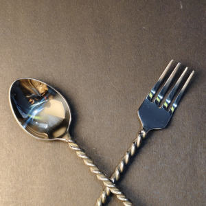 Juego de 2 Cucharas para Café y Postre con Diseño de Mariposa, con Ejes en Tono Plateado Retorcido y Motivos Chapados en Oro - Product Image 2