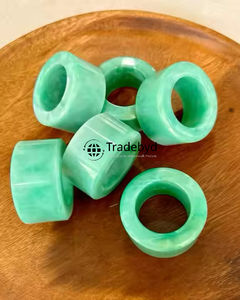 Anneau de serviette élégant et classique en résine, fait main, durable, écologique, pour la décoration de table de mariage par Tradebyd - Product Image 4