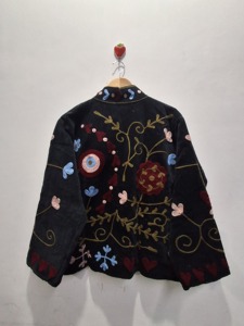 Veste en velours brodée pour femme, manteau floral de luxe fait main, vêtement d'extérieur artisanal de style bohème - Product Image 2