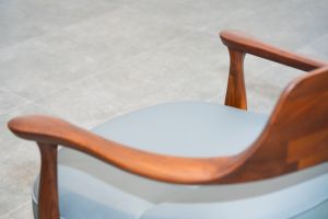 Fauteuil pivotant moderne en bois de noyer avec siège rembourré en cuir noir et base en métal doré pour mobilier d'hôtel PISANO - Product Image 2