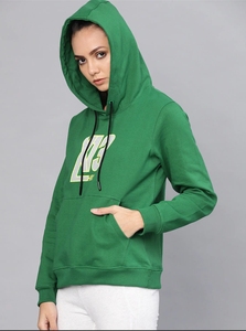 Sudadera con Capucha Verde para Mujer con Estampado K3, Corte Regular, de Algodón Tejido, Estilo Otoñal, Conjunto con Pantalones Blancos - Product Image 3