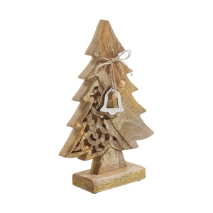 Décoration de table en bois sculpté en forme de sapin de Noël avec motifs découpés, nœud en ficelle et clochette suspendue pour une présentation festive - Product Image 1