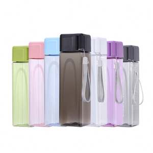 Bouteille d'eau légère et pratique de style sportif avec logo personnalisé en plastique de forme carrée pour les enfants à l'école - Product Image 1