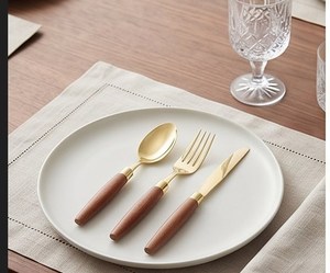 Ensemble de couverts modernes en or avec manches en bois, compatibles lave-vaisselle, couverts de qualité supérieure pour les occasions de repas et de mariage - Product Image 3
