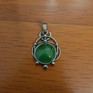 Collar con Colgante Circular de Piedra Verde y Latón, Diseño Ornamentado con Cuentas, Estilo Vintage, Joyería Étnica Boho Hecha a Mano, Regalo para Mujer - Product Image 3