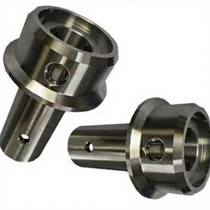 Adaptador/mozgo mecanizado con orificio transversal y brida, comúnmente utilizado en acoplamientos de eje de liberación rápida - Product Image 1