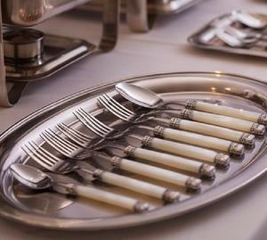Elegante juego de cubiertos de acero inoxidable con mangos de nácar, acabado de alto brillo, apto para lavavajillas, ideal para bodas. - Product Image 3