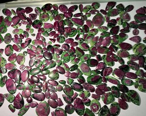 พลอยรูบี้โซไซต์ธรรมชาติแบบผสม ทรงหลังเบี้ย ขัดเงา สีเขียวแดง พลอยหลวม ขายส่ง สำหรับทำเครื่องประดับ จำหน่ายจำนวนมาก - Product Image 2