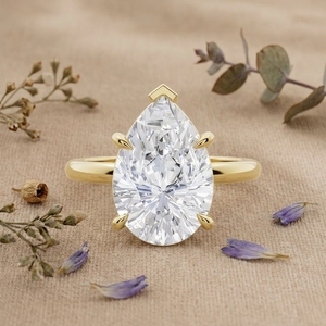 Anillo de compromiso unisex hecho a mano con moissanita ovalada cultivada en laboratorio, certificada por GRA, de tres puntas, chapado en oro de 14K, de lujo, modelo Pigeon. - Product Image 1