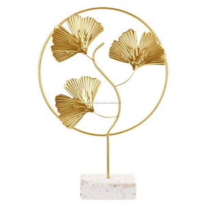 Sculpture moderne en métal de feuille de Ginkgo d'or avec l'art décoratif de feuille de Ginkgo Biloba de base de marbre pour le salon - Product Image 1