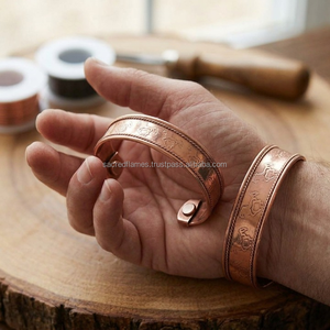 Listo para enviar: Brazalete de terapia magnética de cobre puro con diseño de caballo galopante y borde de cuerda trenzada, pulsera de bienestar al por mayor. - Product Image 2