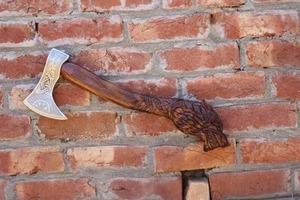 Hache viking sculptée à la main sur mesure par BA Enterprises |   Hache artisanale en acier à haute teneur en carbone avec tête de loup gravée et manche en bois |   Nordique - Product Image 5