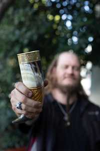 Auténtico Cuerno Vikingo Hecho a Mano con Soporte – Copa de Cerveza de Cuerno de Búfalo Personalizable, Regalo Único para Padrinos de Boda o Regalo de Lujo para Empresas - Product Image 2