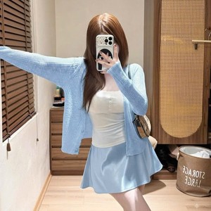 Ensemble 3 pièces style coréen pour femme : cardigan sans manches bleu clair boutonné en polyester/coton, débardeur et jupe trapèze - Product Image 2