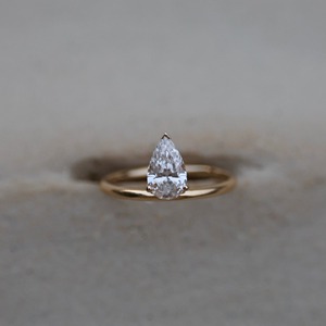 Bague de fiançailles et de mariage pour femme en or jaune 14 carats avec diamant de laboratoire taille poire en forme de larme 1 carat, sertie en panier flottant - Product Image 1