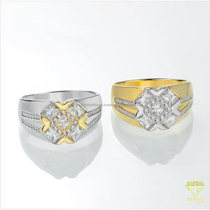 Bague de luxe pour homme en argent 925 avec diamant de laboratoire, motif géométrique distinctif et détails de style baguette - Product Image 3