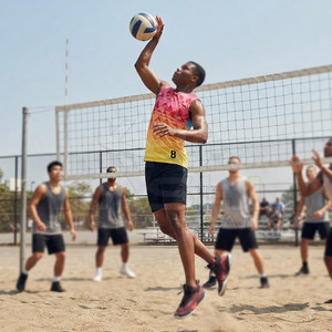 Nouvelle arrivée : uniforme de volley-ball personnalisable imprimé, fabriqué en polyester 100 %, matière respirante qui garde au frais et au sec pendant les matchs - Product Image 4