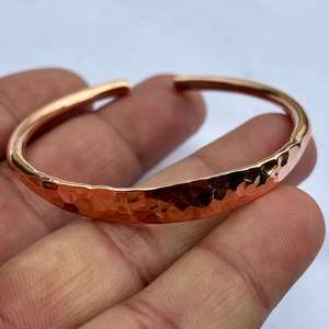 Brazalete de Cobre Puro Hecho a Mano, Diseño Martillado, Ajustable y Personalizable, Alivio del Dolor de Artritis, Terapia Magnética para Mujeres - Product Image 1