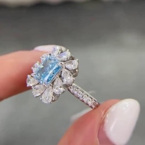 Anillo de Compromiso Minimalista con Diamante Cultivado en Laboratorio de Corte Radiante Azul Fantasía de 3 Quilates, Claridad VS+, Engaste de Garras, Oro Amarillo de 14K, Certificado IGI - Product Image 2