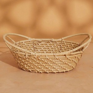 Bandeja ovalada de mimbre con asas para servir alimentos, bebidas y organizar el hogar. - Product Image 2