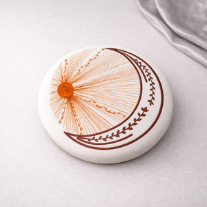 Boîtes cadeaux de luxe pour l'Aïd et le Ramadan, en lin, faites à la main, style floral, avec broderie personnalisée du logo, pour chocolats, desserts, dattes, cadeaux promotionnels - Product Image 2