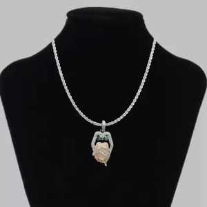 Pendentif en or plaqué or blanc de qualité supérieure avec diamants, bijoux de charme hip-hop avec finition argentée pour hommes et femmes - Product Image 3